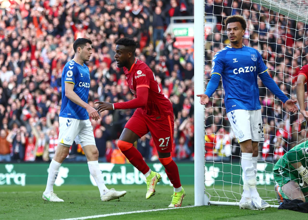 Liverpool derrotó al Everton gracias a los goles de Andrew Robertson y Divock Origi.