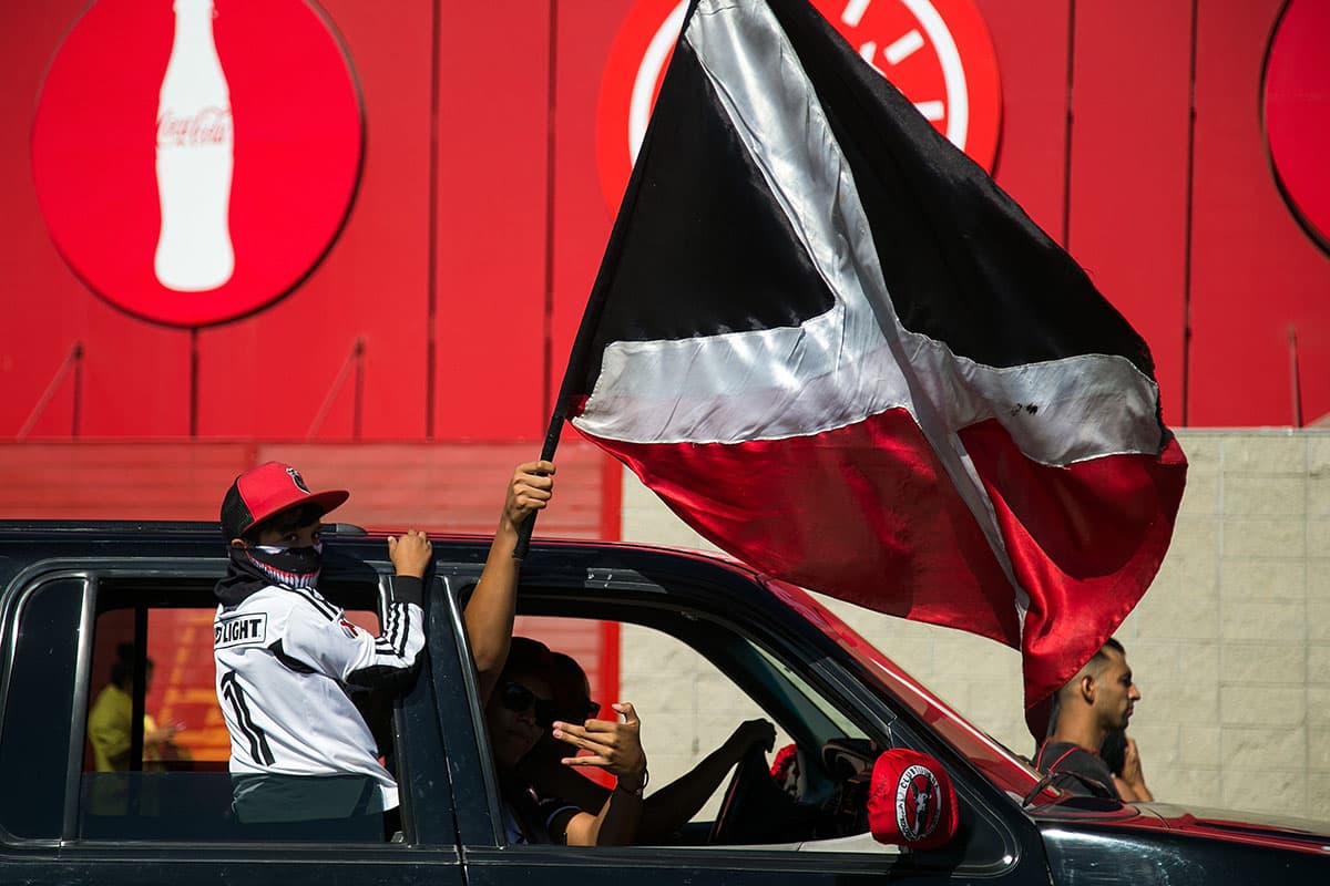 Fanáticos de Xolos de Tijuana en las afueras del Estadio Caliente, previo al juego contra León por la jornada 3 del Apertura 2018.