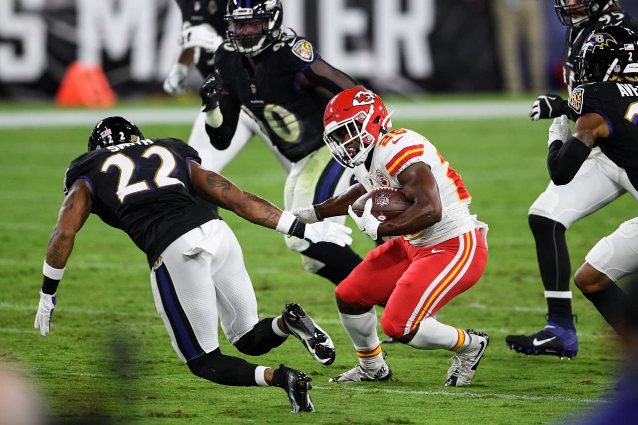 Patrick Mahomes supera las 350 yardas por aire, manda cuatro pases de touchdown y mete uno más por tierra en la victoria 34-20 sobre los Baltimore Ravens.