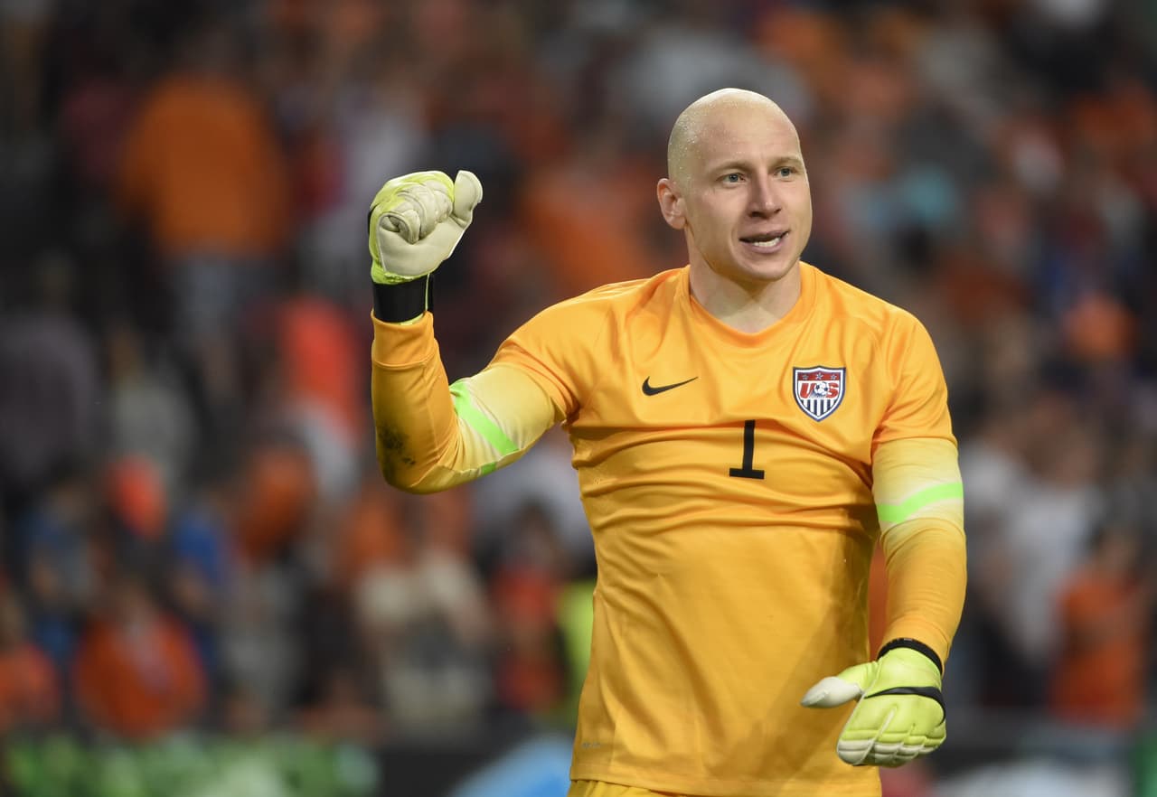 Brad Guzan: El arquero norteamericano tuvo una buena actuación atajando la mayoría de los disparos de Honduras, fue de los mejores elementos del cuadro de las barras y las estrellas. Calificación: 8.