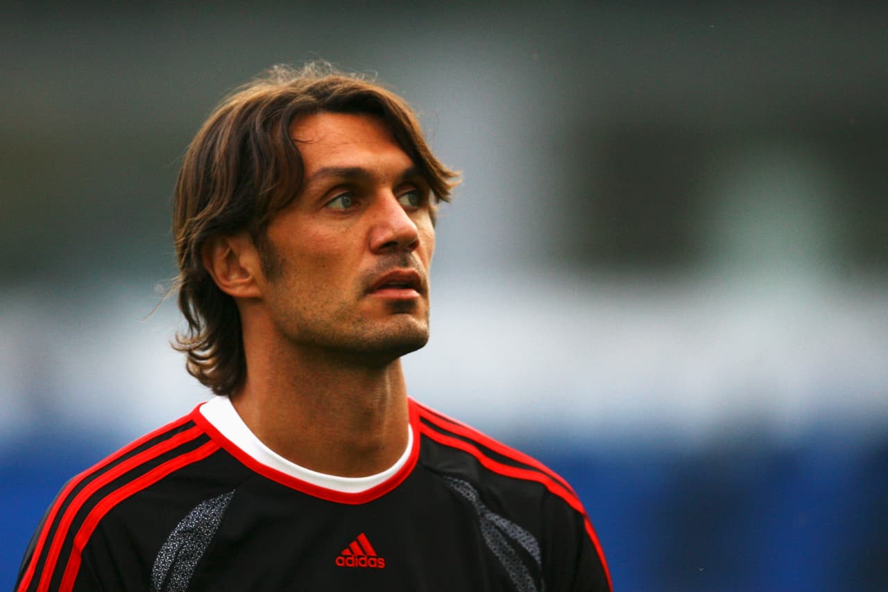 Paolo Maldini: imagen de un defensa central completo. El italiano dejó el fútbol activo con 40 años en el 2009 después de jugar siempre para el A.C. Milan. Logró participar en 26 temporadas del fútbol italiano.