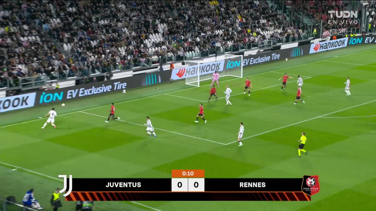 Arranca el partido y la pelota está en juego.