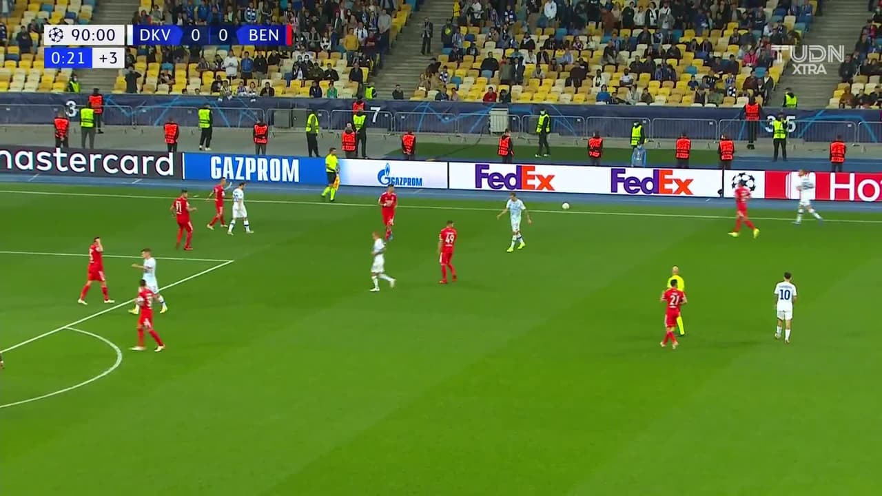 ¡TIRO ATAJADO! disparo por Vitaliy Buyalsky.