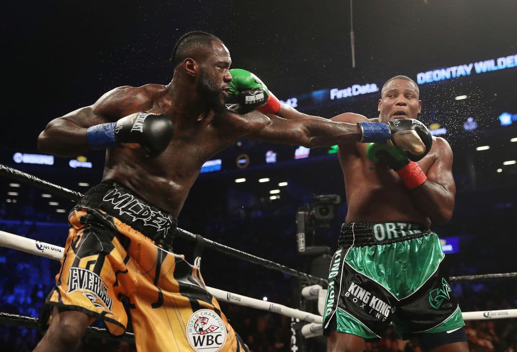 Deontay Wilder (40-0, 39 KOs) defendió su título CMB de peso completo ante Luis 'King Kong' Ortiz en el Barclays Center de Nueva York. Wilder tuvo una contienda complicada, pero la pólvora en sus manos hizo el trabajo para el décimo asalto cuando noqueó dos veces al cubano.