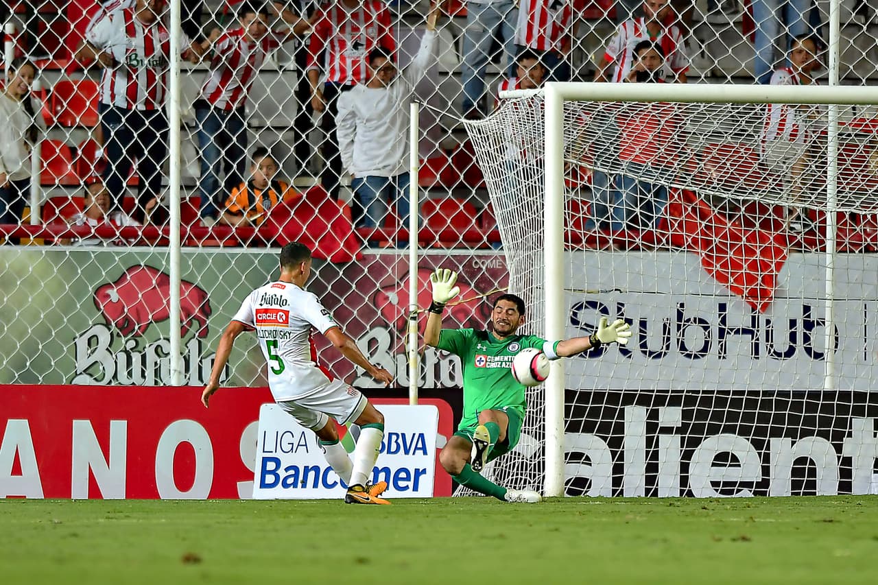 Jesús Corona también tuvo buenas atajadas que permitieron a los capitalinos rescatar al menos un punto.