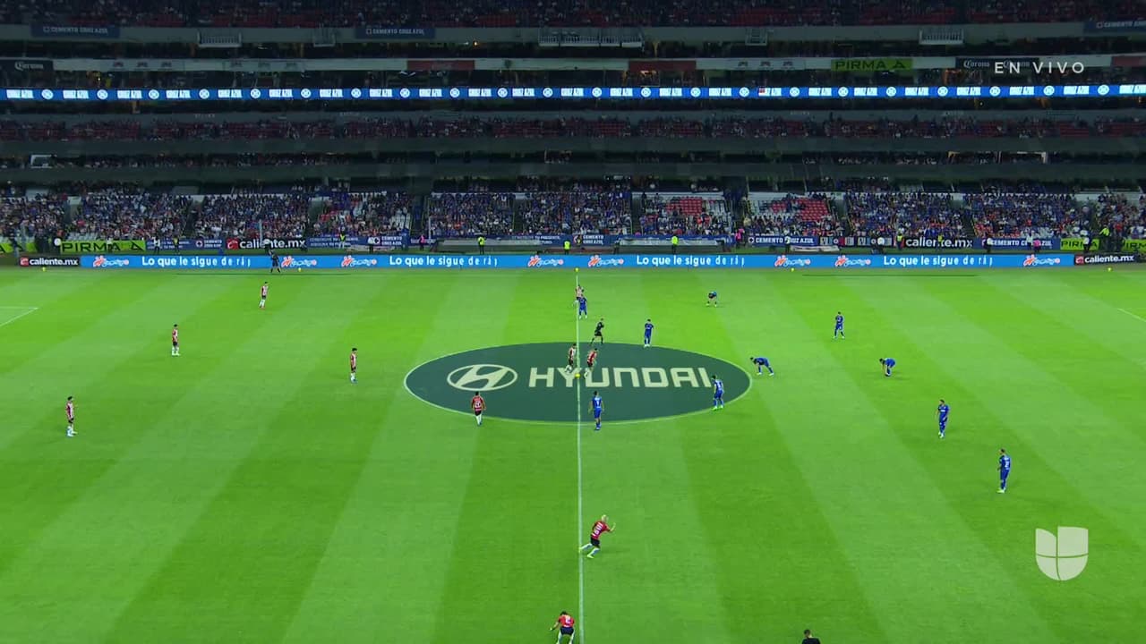 Arranca el partido y la pelota está en juego.