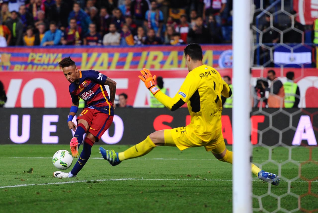 Messi con otra gran asistencia dejó solo a Neymar quien mandó a guardar el balón con un suave toque.