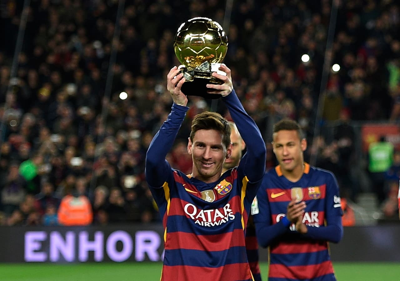 El Barcelona se presentó en el Nou Camp ante el Athletic de Bilbao, previo al duelo Lionel Messi mostró su Balón de Oro como el mejor jugador del 2015.