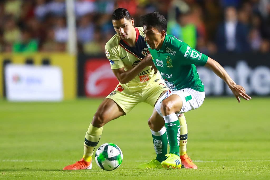 Ángel Mena # batallando para mantener la posesión de la pelota, la presión de Jorge Sánchez ejemplificaba el buen momento que vivía el América en este lapso del partido.