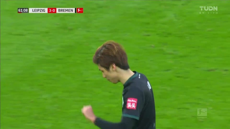 Tiro desviado de Yuya Osako