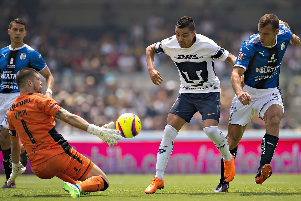 Antes del minuto 15 Volpi se convertía en una muralla para los Universitarios.