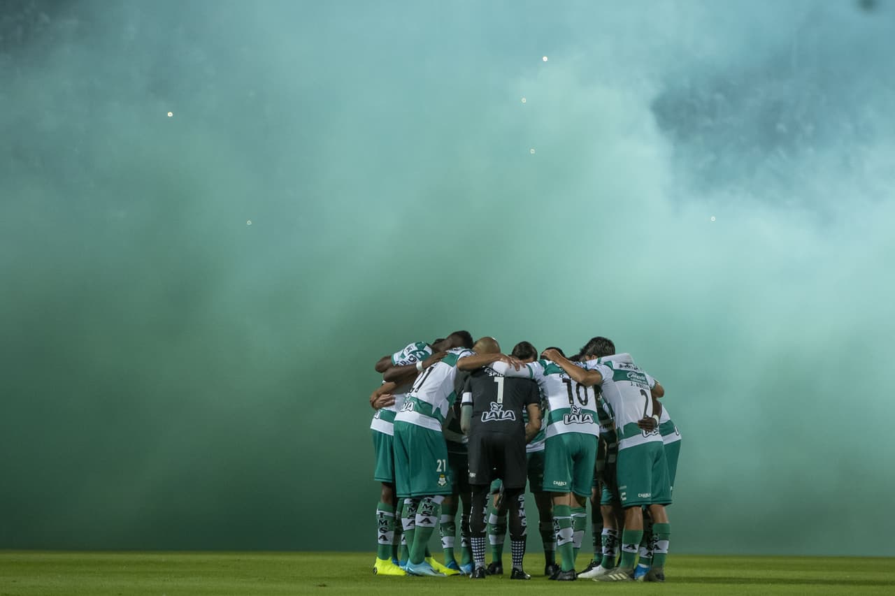 La afición apoyó a los albiverdes desde antes del encuentro y mostraban confianza.