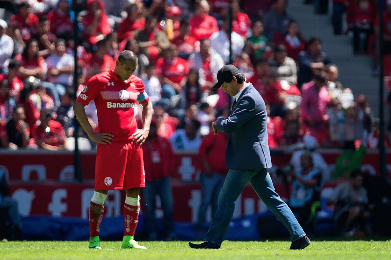 Con Toluca dirigió 118 juegos, con 49 victorias, 39 empates y 30 derrotas.
<br>