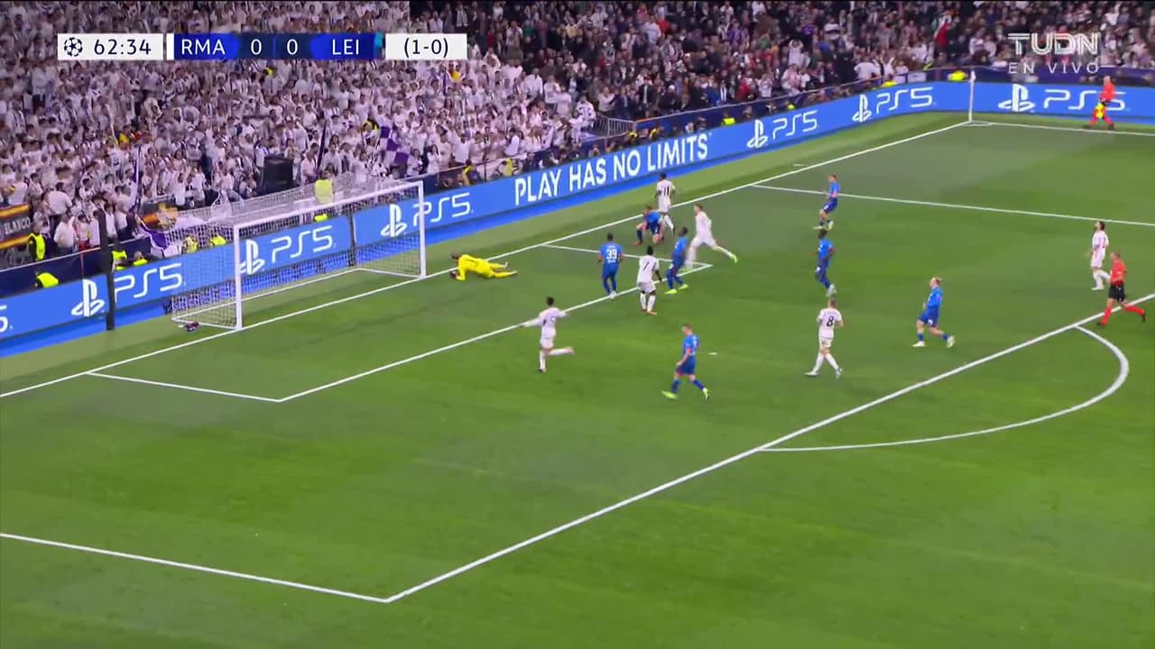 ¡TIRO ATAJADO! disparo por Rodrygo.