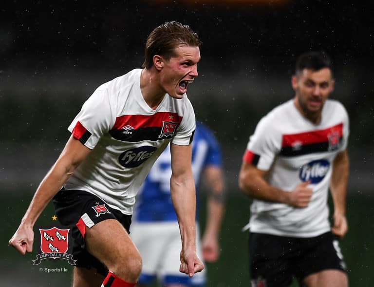 Dundalk apaleó en casa 3-1 al KI Klaksvík.