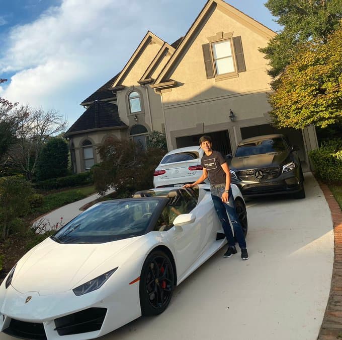 Damm presume su nuevo auto: "Y sin saber mandar centros"