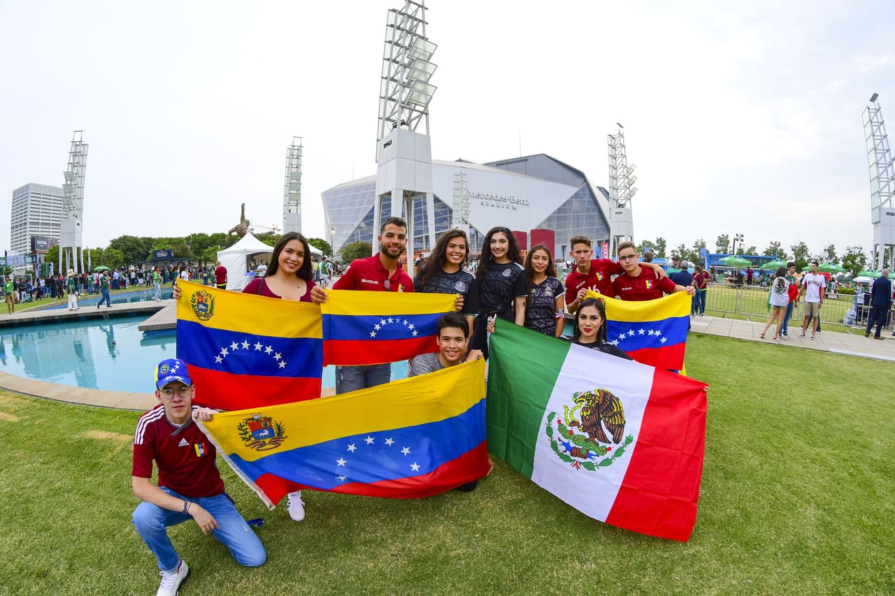 Con gran entusiasmo arribaron los aficionados de la Selección Mexicana para apoyar al Tri en su partido de preparación para la Copa Oro ante Venezuela en Mercedes-Benz Stadium, en Atlanta. Gran colorido y buen ambiente estaban armando los seguidores mexicanos y también los venezolanos que llegaron a apoyar a su Vinotinto, que se prepara para la Copa América.