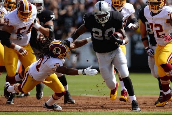 Muchos nombres en esta lista son jóvenes, jugadores con talento y éxito. Pero vienen de temporadas decrecientes. McFadden nunca ha sido en jugador más instintivo, pero nunca nadie ha puesto en duda su talento. No esperen que McFadden llegue de nuevo a los números del 2010 (1,664 yardas desde la línea de golpeo con 10 puntos en 13 partidos). En el sistema correcto, podría ser una valiosa pieza ofensiva para dividir acarreos.