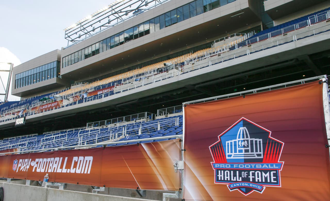 El Fawcett Stadium cambió de nombre a Tom Benson cuando el otrora dueño de los Saints, ahora finado, donó 10 mdd para renovar el estadio. El comité devolvió el gesto llamando al estadio por su nombre.