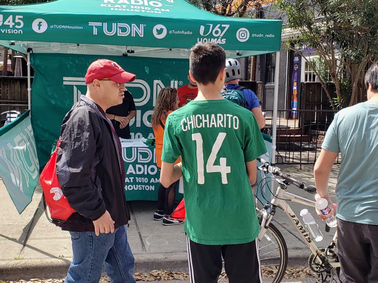 Los aficionados del Galaxy invaden Houston para ver el debut del fichaje estrella, Javier Hernández.