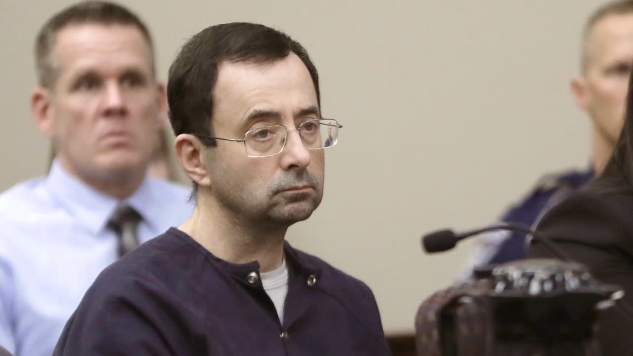 Larry Nassar fue condenado a más de 300 años de prisión por abusar sexualmente de decenas de gimnastas.