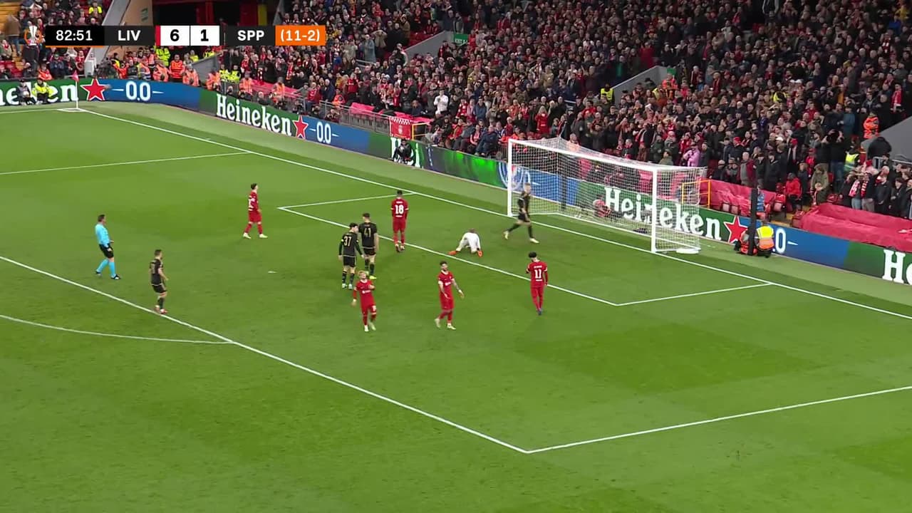 ¡TIRO ATAJADO! disparo por Harvey Elliott.