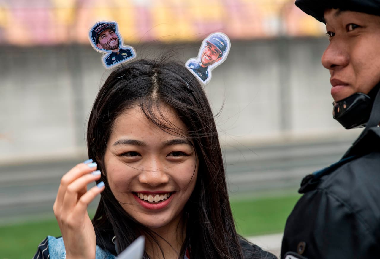 Los fanáticos asiáticos vivieron con emoción la llegada de los pilotos a la pista de Shanghai para la segunda carrera de la temporada de Fórmula 1 en el Gran Premio de China entre fotos y autógrafos.
