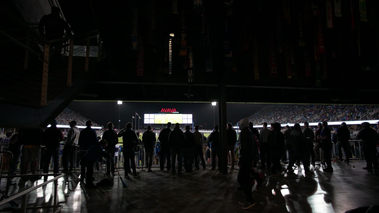 En día de partido, las 18.000 plazas del Avaya Estadium se copan y varios aficionados ven el juego de pie.