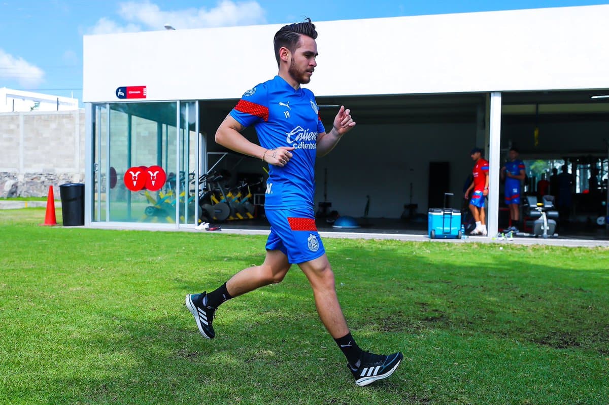 Chivas espera regreso importante: Jesús Angulo tiene primer contacto con balón