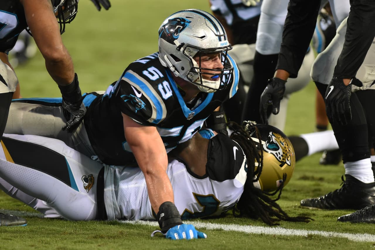 1. Luke Kuechly | Carolina PanthersSi miramos sus números en sus primeros tres años en la NFL (2012 a 2014), nos quedamos con la boca abierta: 158 tacleadas combinadas y 98 en solitario en promedio por año. El problema es que se ha perdido nueve partidos entre 2015 y 2016 por lesión, pero si está sano, Kuechly debe estar en tu equipo.
