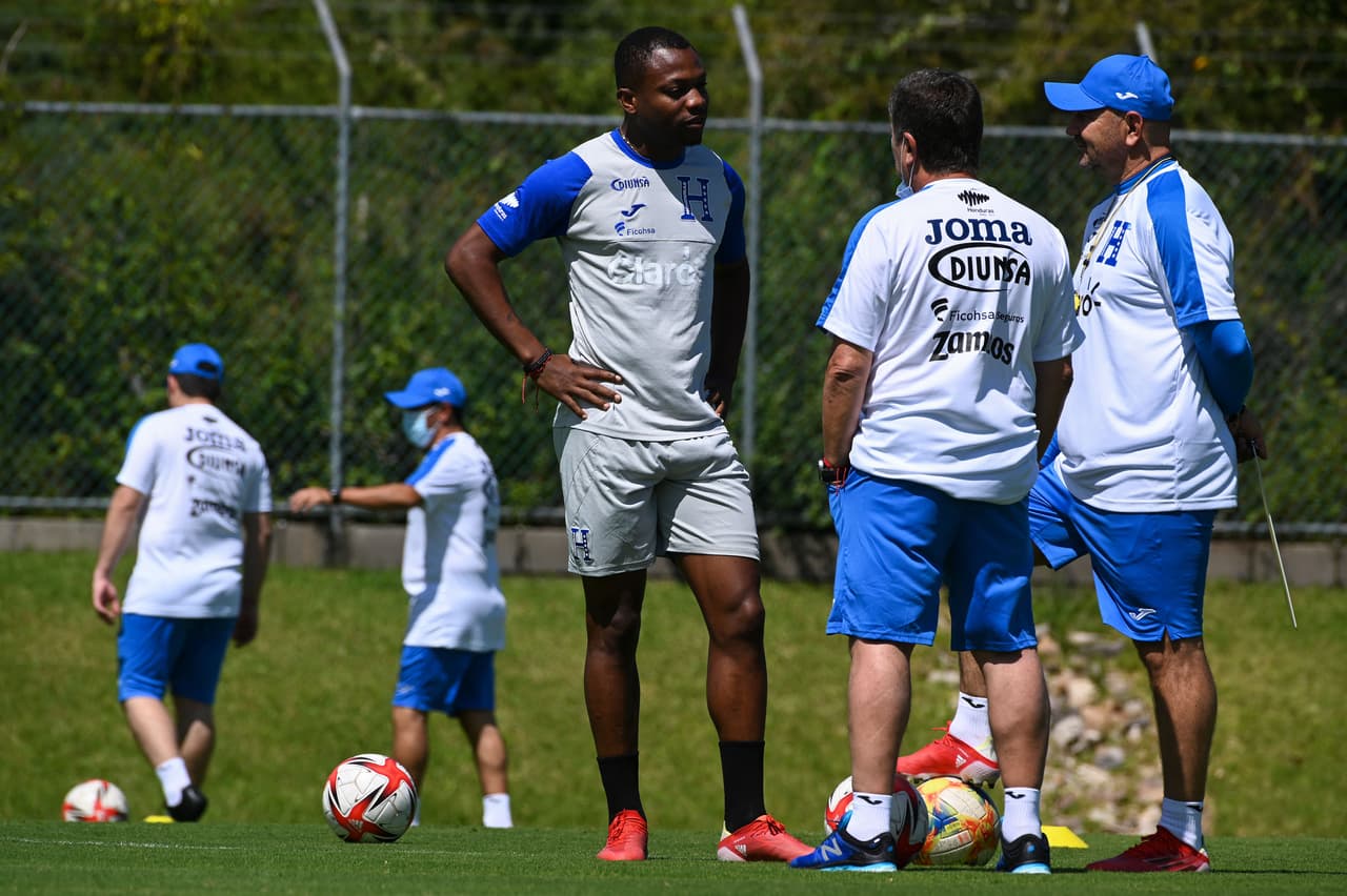 Costa Rica y Honduras dan sus listas para los duelos eliminatorios