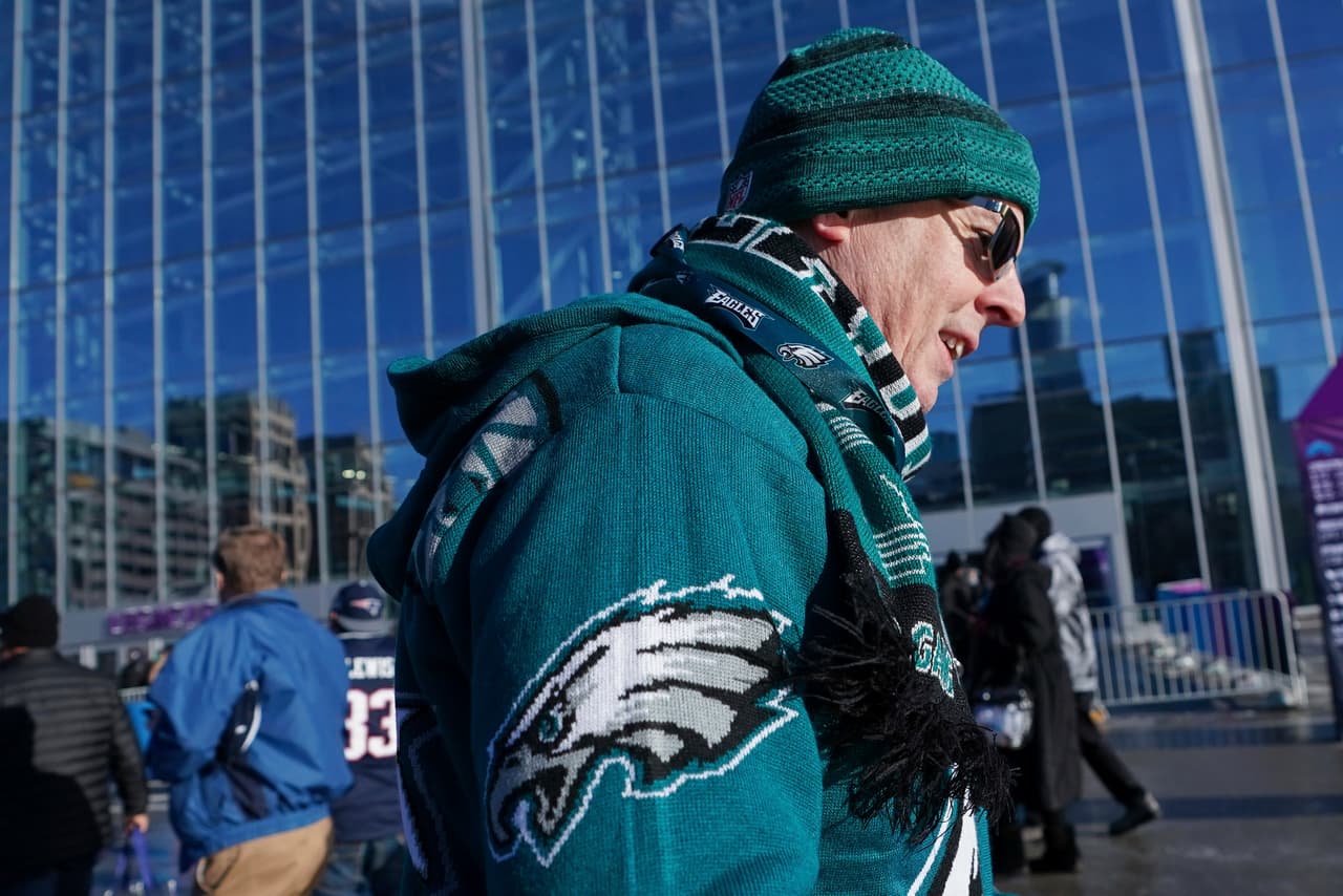 ¡Todo listo en el U.S. Bank Stadium para el Super Bowl LII! Los Patriots y los Eagles jugarán por el título de la NFL y ni siquiera las bajas temperaturas reducen la pasión de los miles de aficionados que ya están en el estadio.