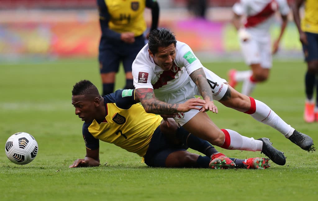 Luis Advíncula y Christian Cueva fueron los encargados de darle tres valiosos putos a Perú en su visita a Ecuador.