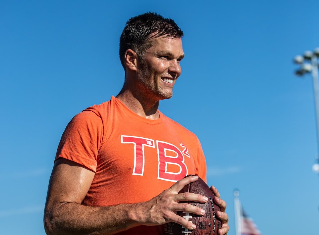 Tom Brady ignora consejos de no entrenar con compañeros