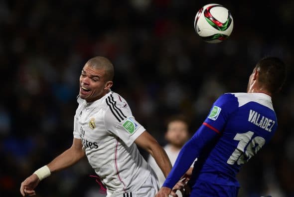 La defensa del Madrid sólo tendría un verdadero susto en un disparo de Pablo Barrera que reventaría en el poste derecho del arco de Casillas.