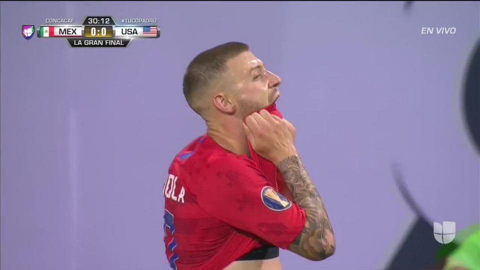 Tiro desviado de Paul Arriola