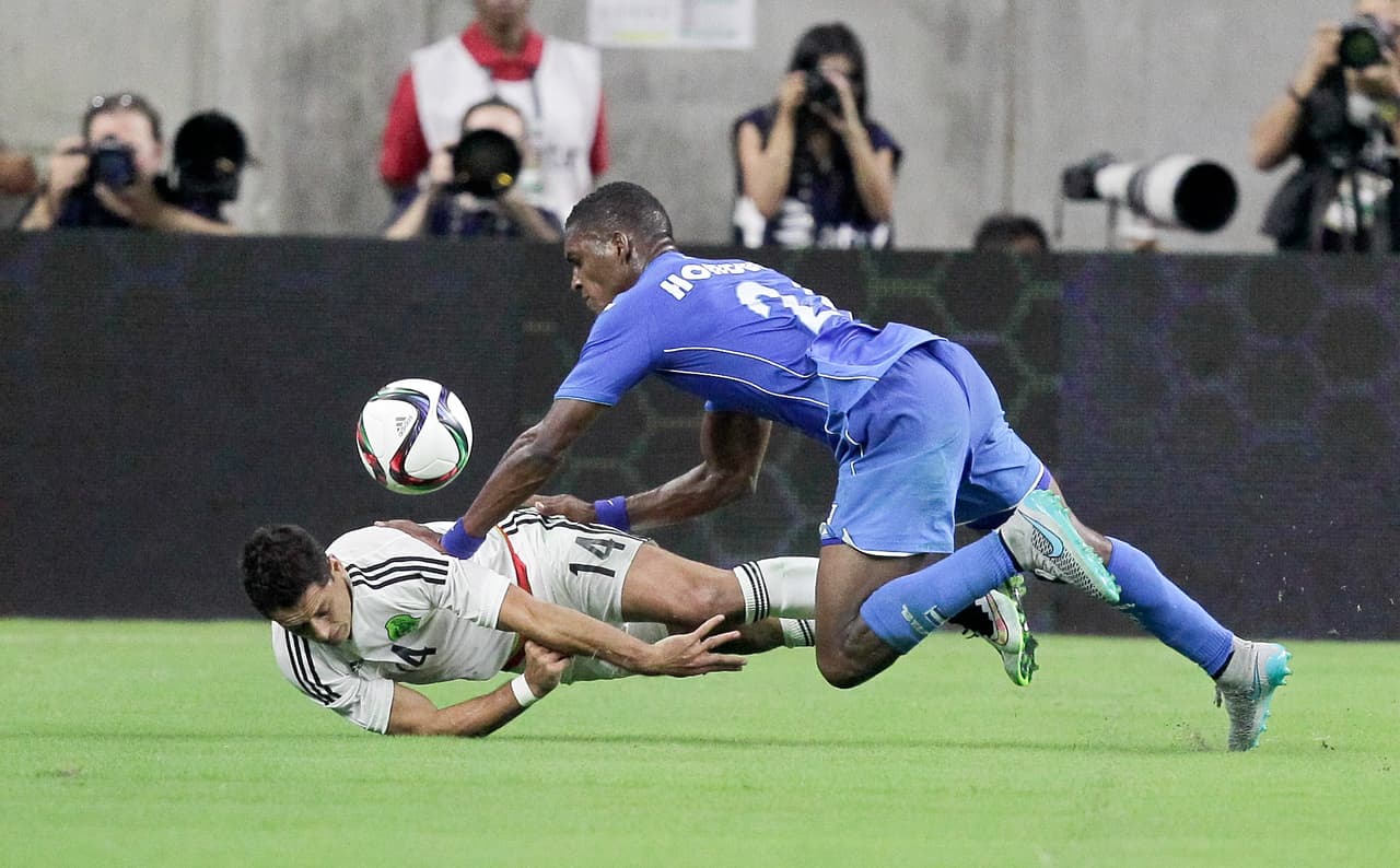 El momento exacto de la lesión del delantero mexicano.