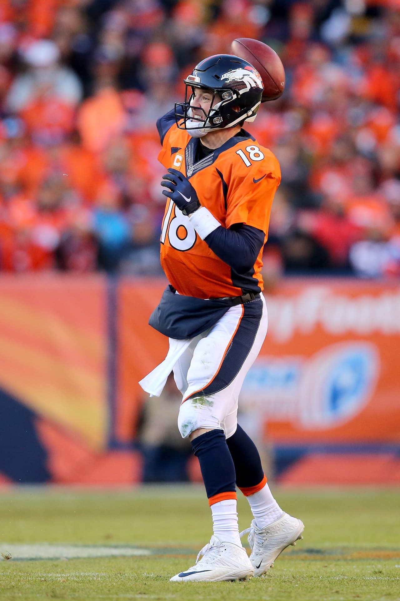 Manning finalizó completando 21 de 37 pases para 222 yardas.