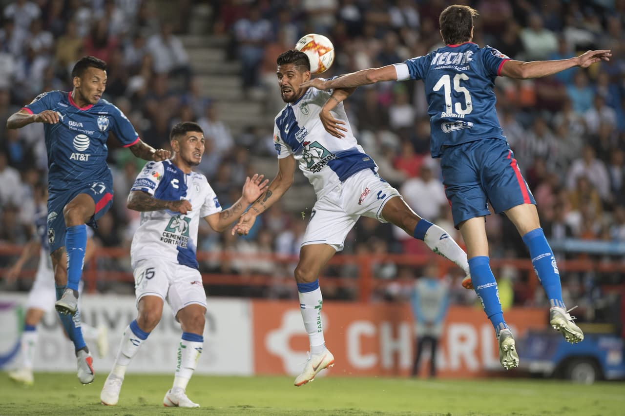 Por el juego aéreo Pachuca buscó anotar, pero de los jugadores de Rayados controlaron la marca para evitar el peligro.