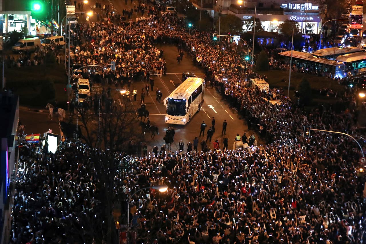 Real Madrid y Barcelona han motivado que las calles de la capital español se vistan de fiesta, tanto en los atuendos como con los hinchas que mostraron su cariño para el duelo de vuelta de las Semifinales de la Copa del Rey.