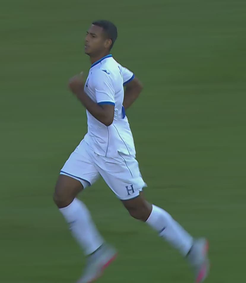 13 Eddie Hernández - También buscó al frente y combinó acertadamente con sus compañeros. Le anularon lo que pudo ser el gol del gane a los 94 minutos. 7