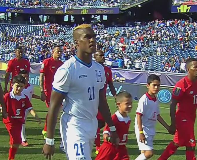 21 Brayan Beckeles - De su lado se generaron distintas oportunidades de Panamá. Le costó trabajo la ubicación y la velocidad. 7