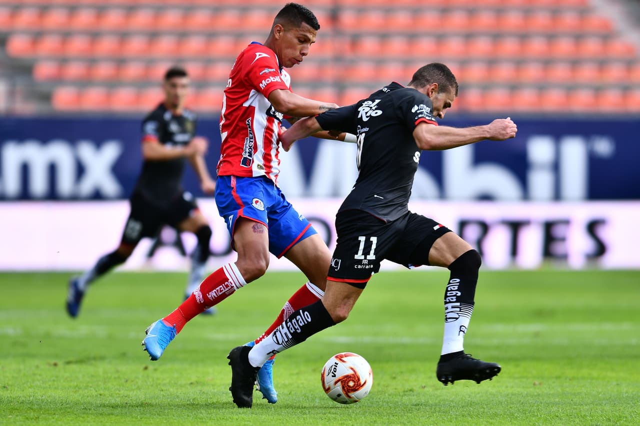 Juárez trata de reaccionar y comienza a adelantar filas en el campo y empiezan a tomar un poco más el balón.