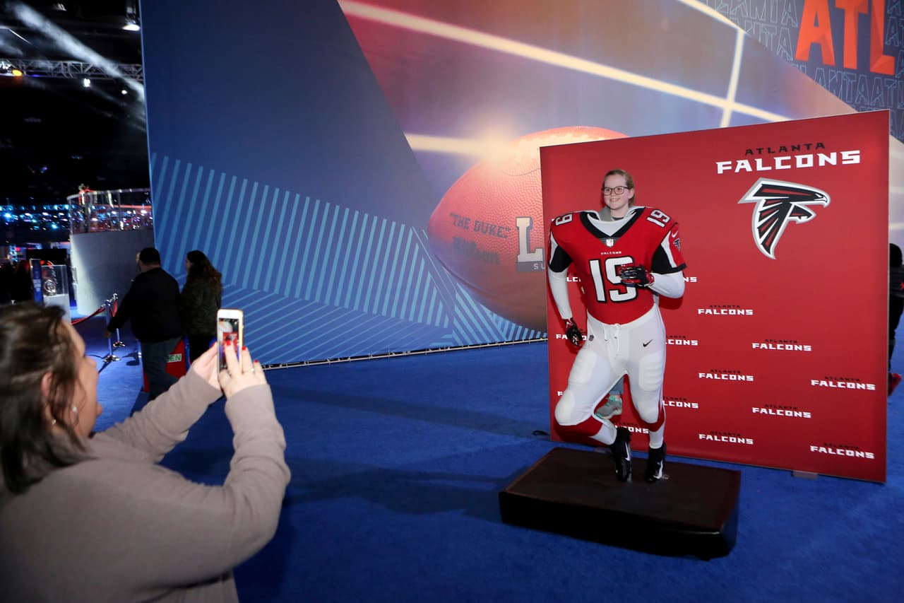 Esta chica se ve muy feliz de posar con la efigie de un jugador de los Atlanta Falcons.