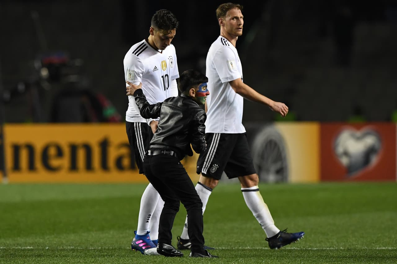 En un momento del partido un niño alemán entró al campo para saludar a sus ídolos de la selección.