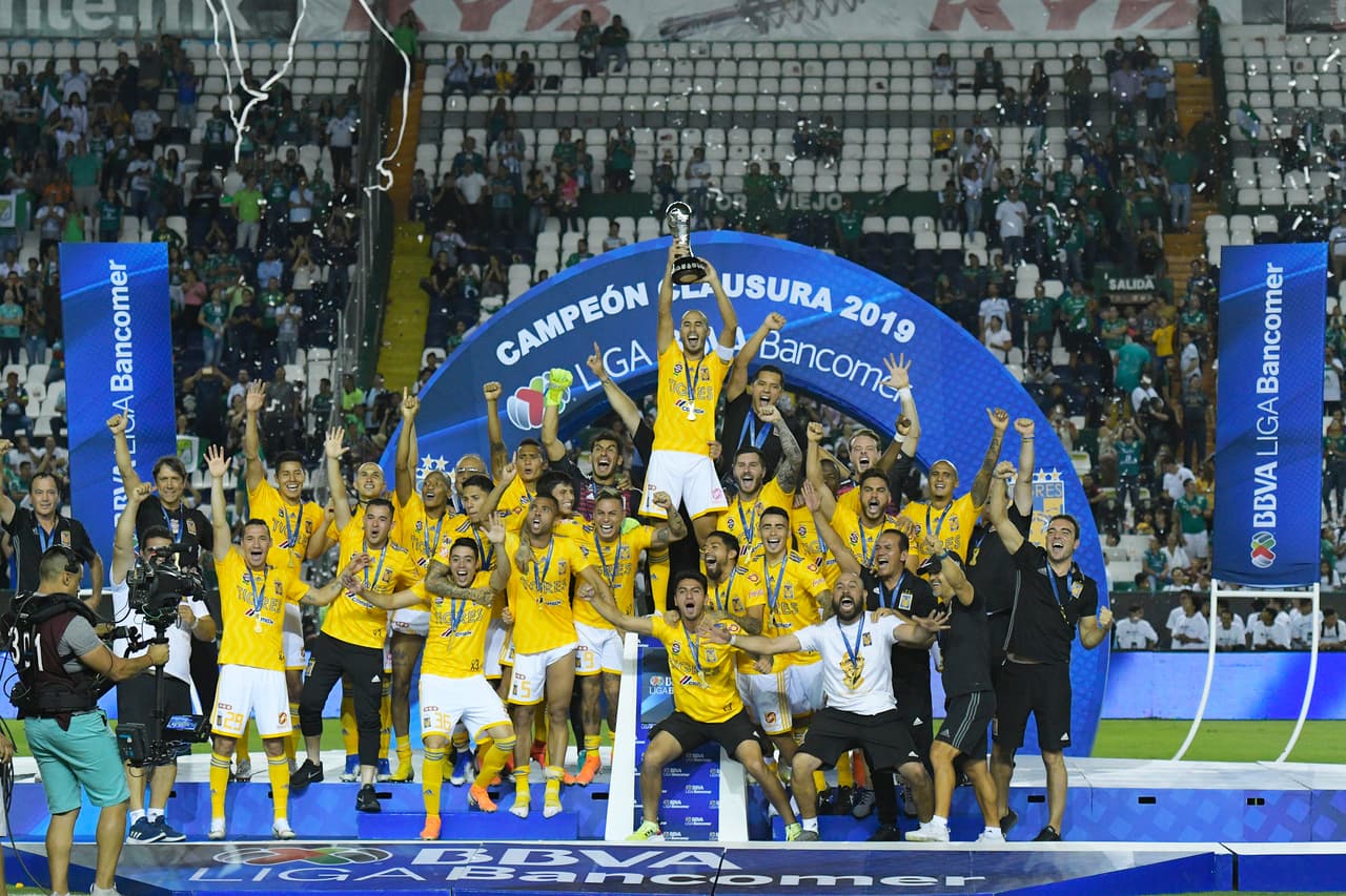 ¡Tigres se proclama Campeón del fútbol mexicano! Los felinos regiomontanos cosecharon su séptimo título de la Liga MX y se cuelan, aunque muchos se sigan negando a aceptarlo, entre los grandes del balompié azteca. Luego de superar en una Final de un solo gol a los Esmeraldas del León, así se dieron los festejos de los Tigres en patio ajeno, imágenes para el recuerdo y que hay que darse un tiempo para echarles un ojo, sobre todo la fiel afición de los felinos regios.