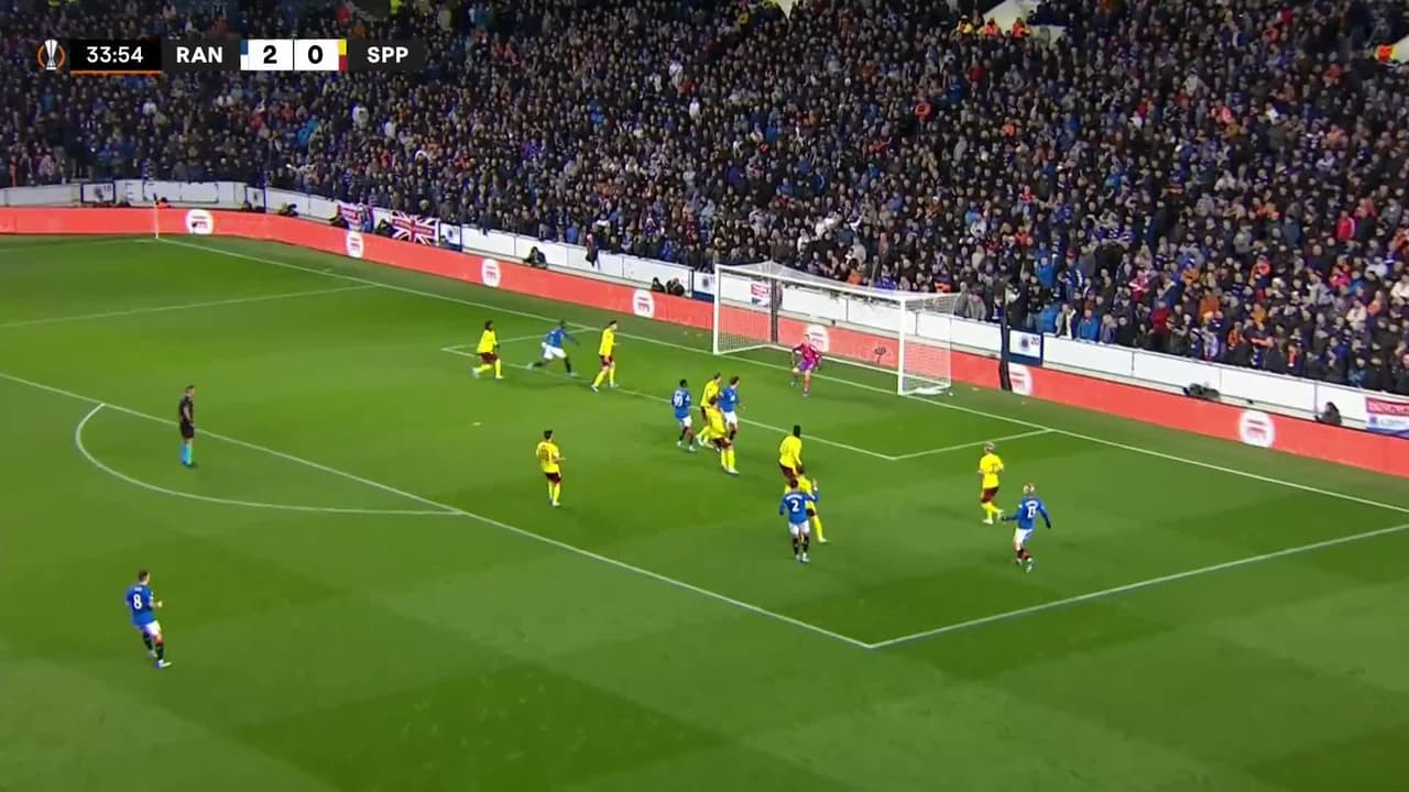 ¡TIRO ATAJADO! disparo por James Tavernier.