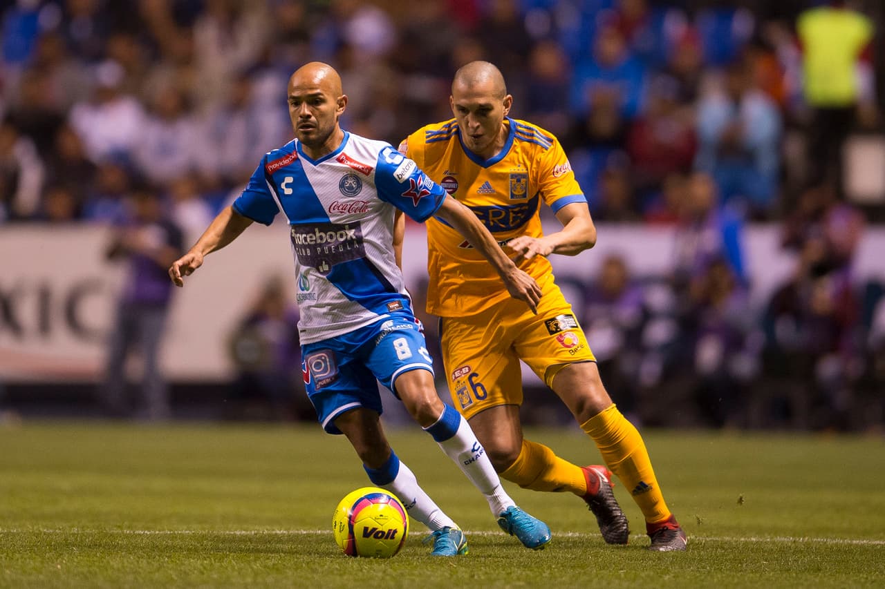 Ya en la segunda mitad, el juego siguió en la misma tónica. Tigres con el balón, pero con pocas llegadas. Francisco Javier Acuña, ya destacaba por su manejo de balón y su liderazgo con los locales.