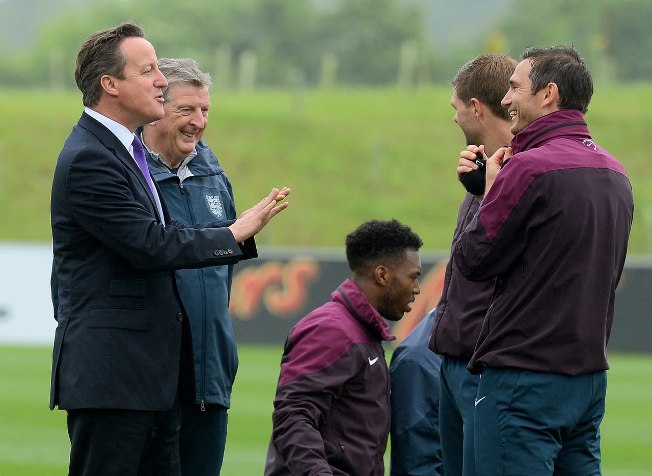 El político inglés David Cameron, exprimer ministro del Reino Unido, aparece como seguidor del Aston Villa.