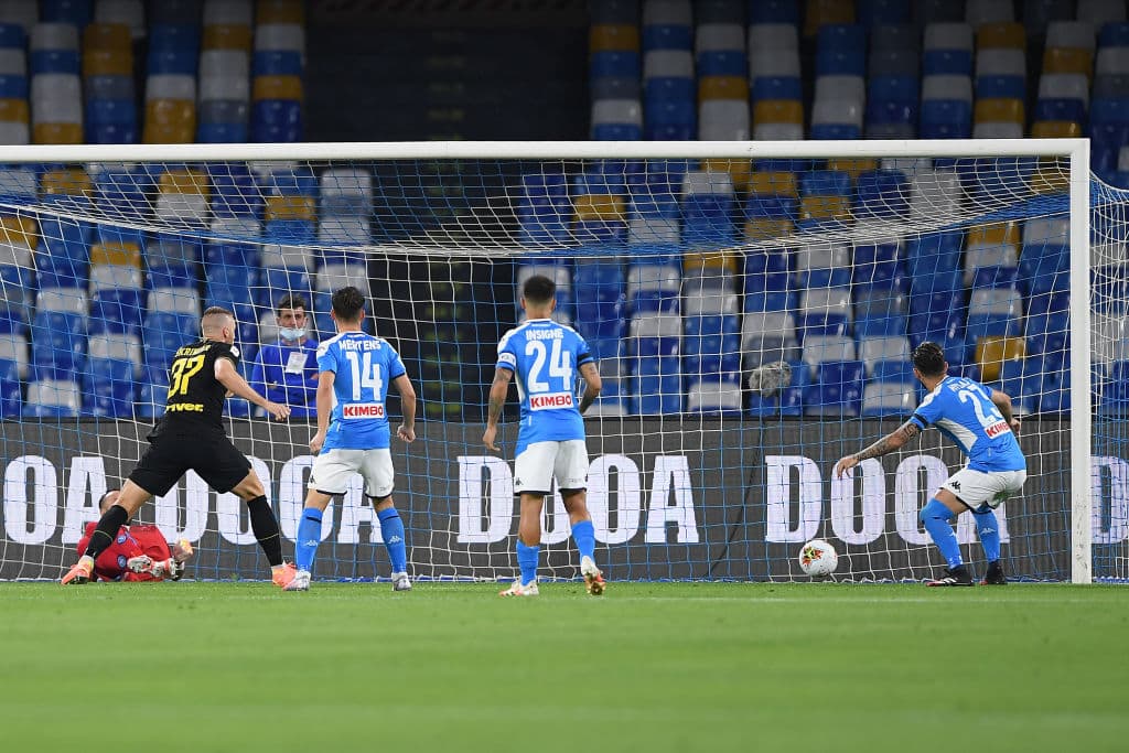 Apenas a los dos minutos de juego Inter se puso al frente con un gol olímpico de Eriksen. Hubo confusión en toda la línea defensiva de Napoli, incluyendo a Ospina.
